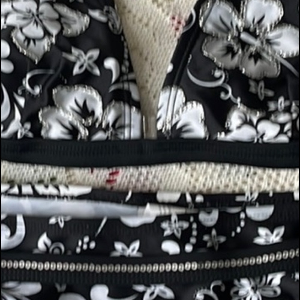 Cute bathing suit, new, with What is silvery embroidery detail - Picture 5 of 5